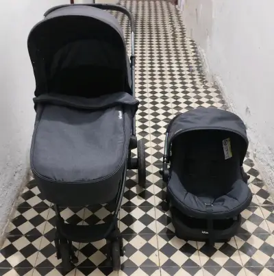 Coche de bebé con silla gris - miniatura 1