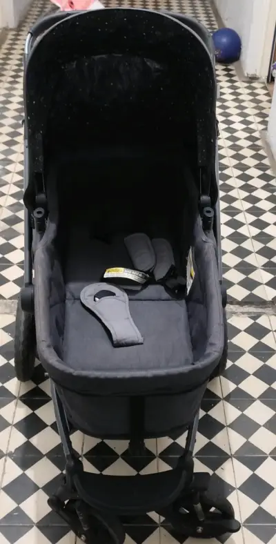 Coche de bebé con silla gris - miniatura 2