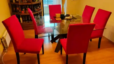 Juego de comedor vidrio con sillas rojas - miniatura 1