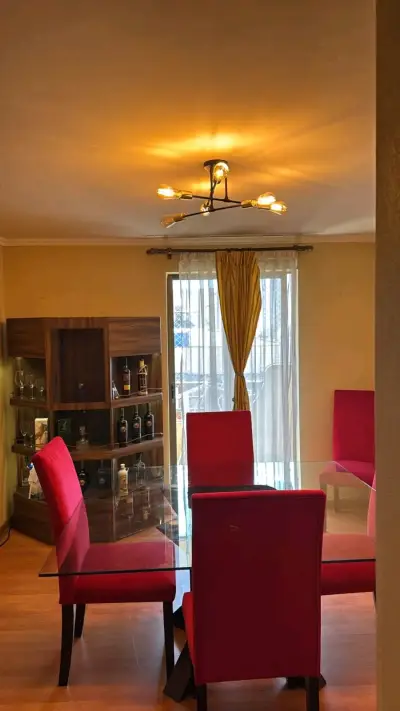 Juego de comedor vidrio con sillas rojas - miniatura 2