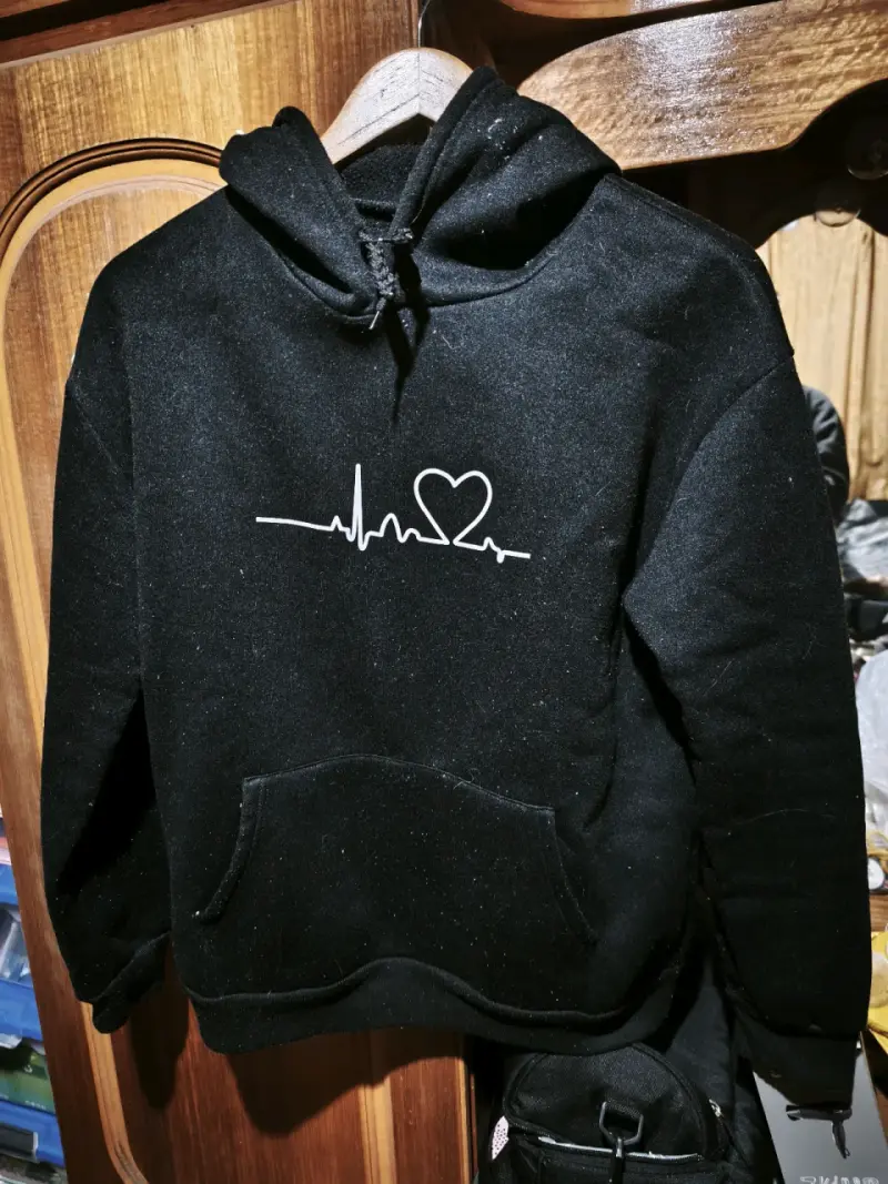 Polerón negro con diseño de corazón