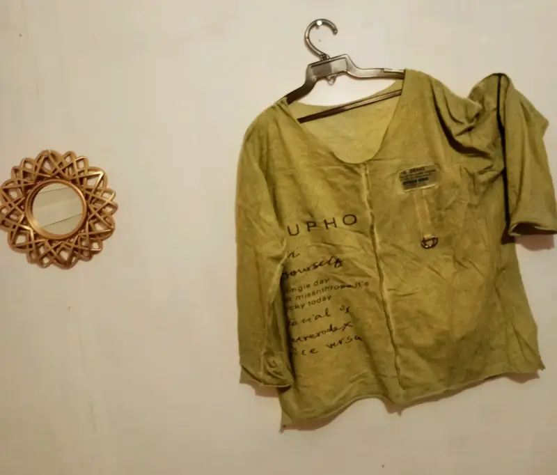 Polera verde con texto