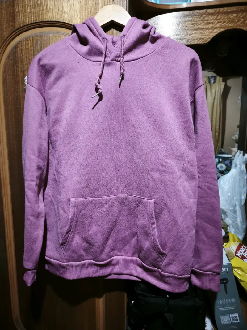 Polerón morado con capucha