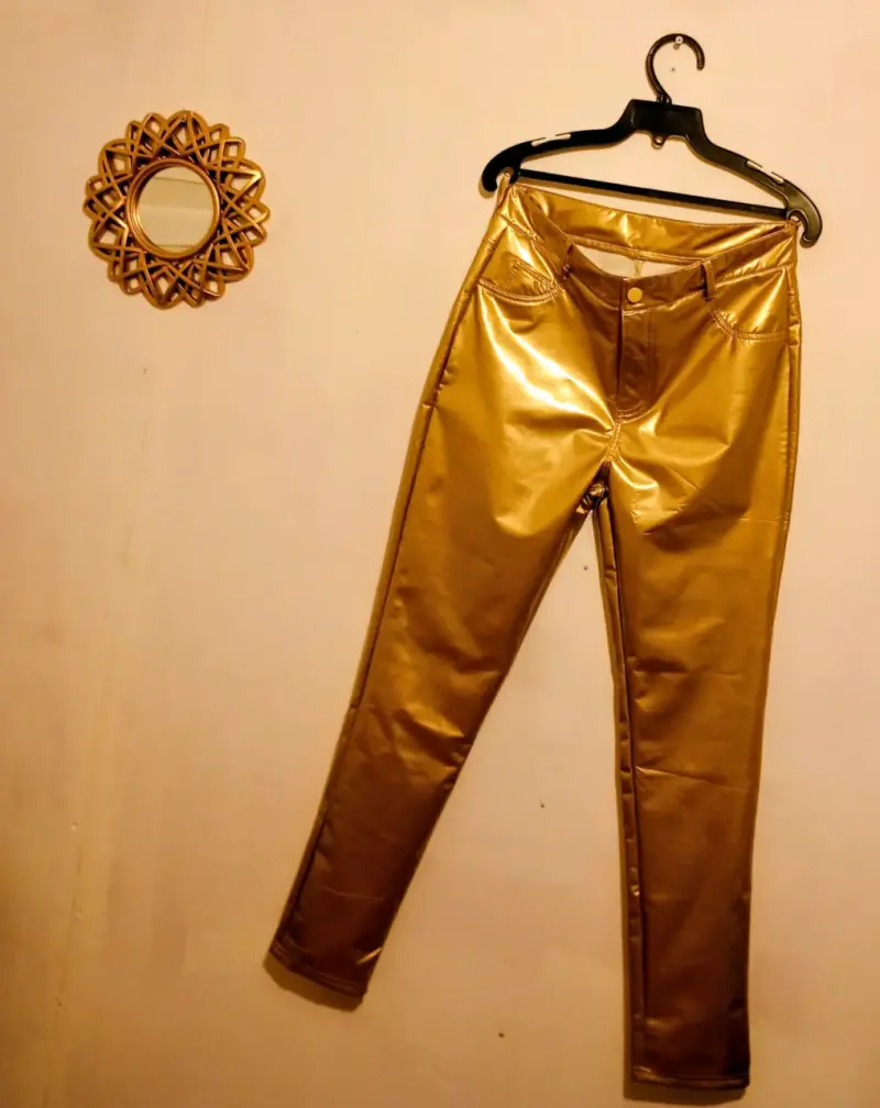 Pantalones metalizados dorados