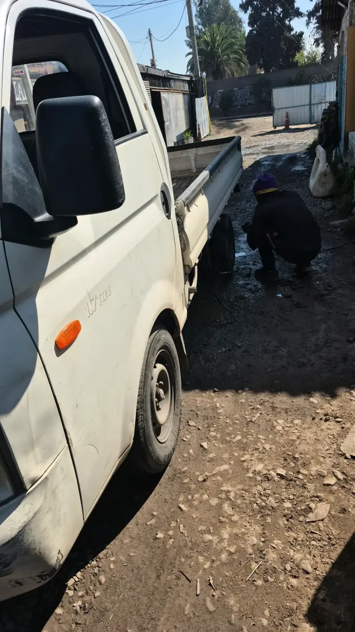 Camioneta Hyundai porter 2007 blanca usada - 3