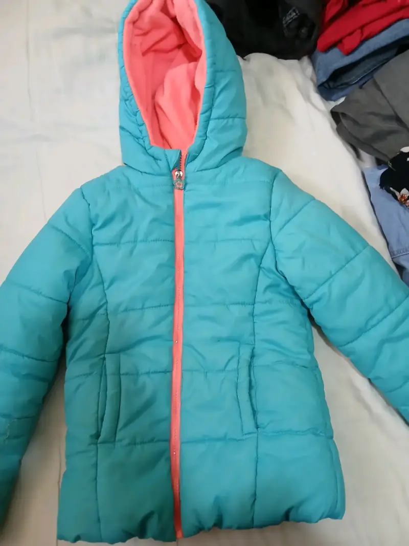 Parka infantil celeste con capucha