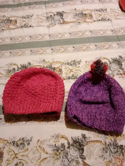Set de gorros tejidos rosa y morado - miniatura 1