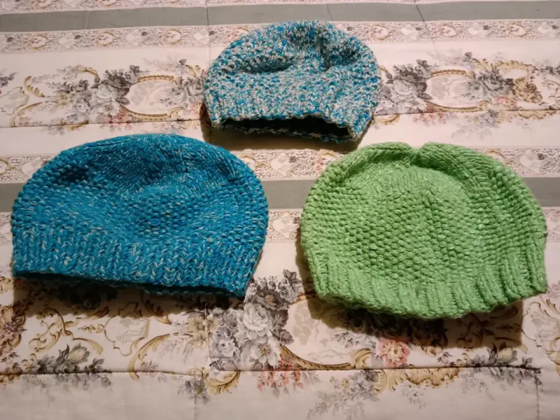 Set de gorros tejidos rosa y morado - 2