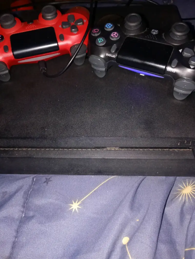 Consola PlayStation 4 con dos controles - 1