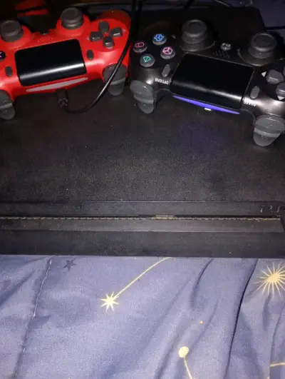 Consola PlayStation 4 con dos controles - miniatura 1