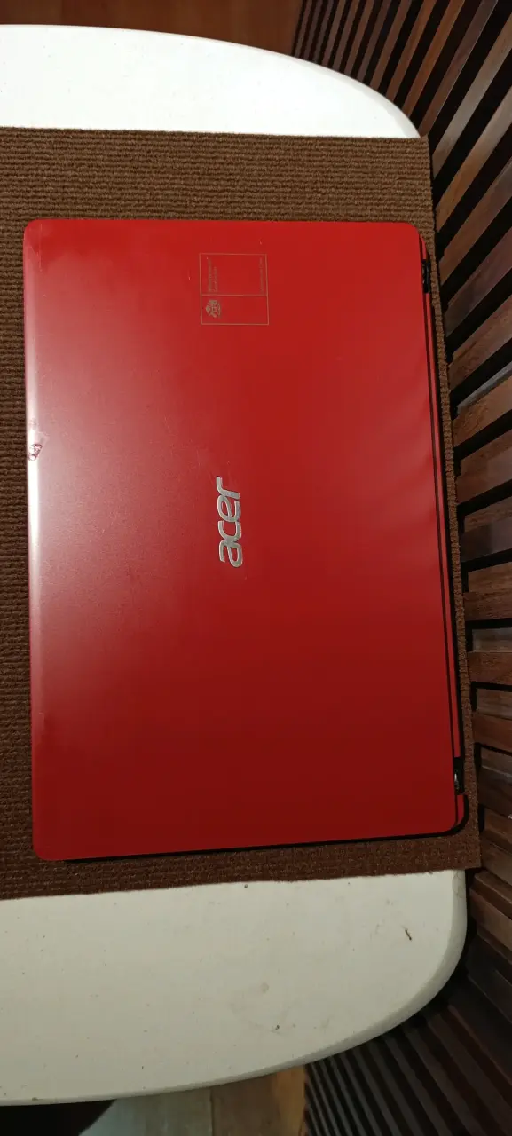 Notebook Acer rojo - 1