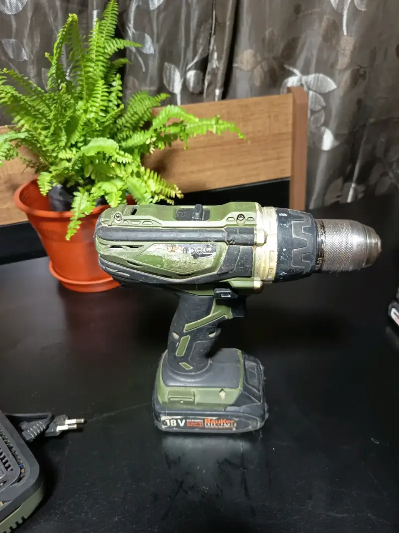 Taladro inalámbrico 18V usado percutor - 1