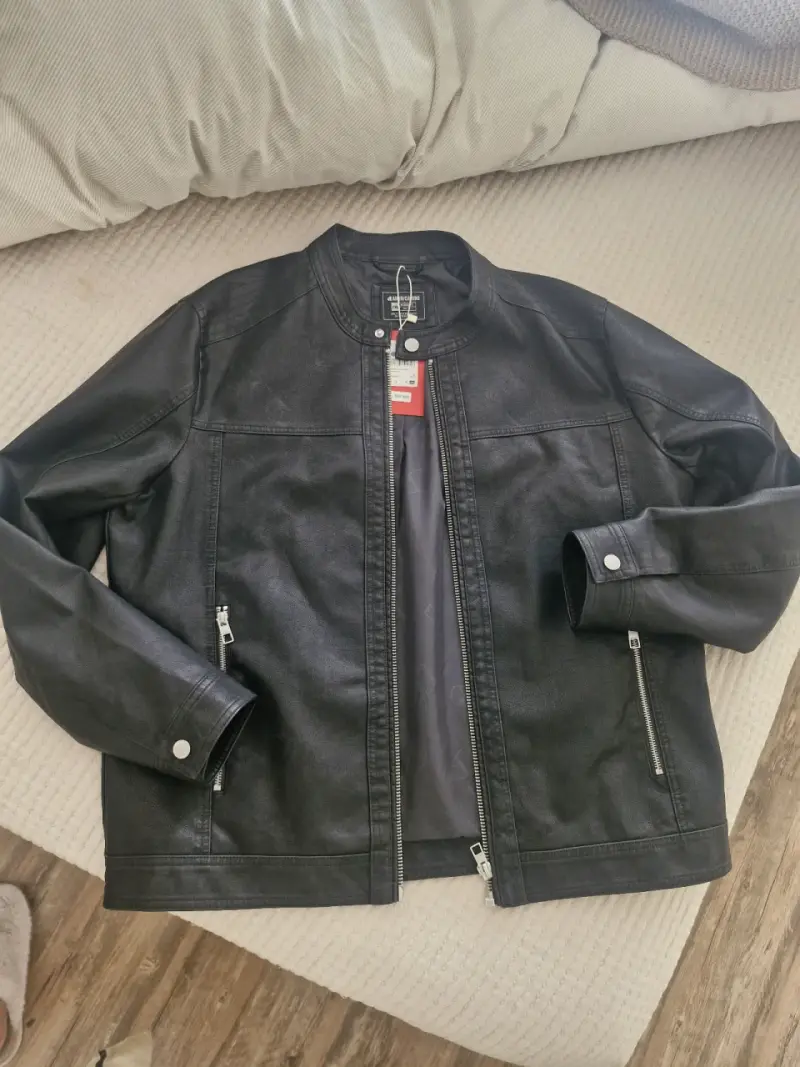 Chaqueta negra de cuero sintético - 1