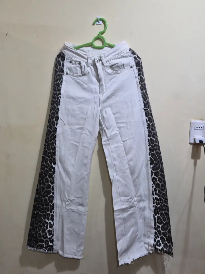 Jeans color crema con detalles de leopardo