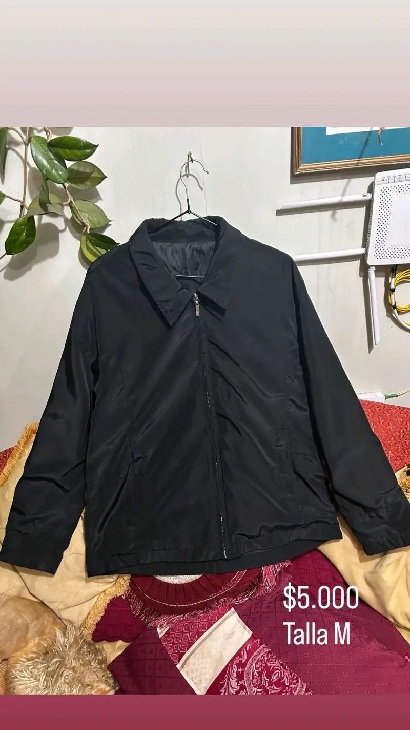 Chaqueta negra con cierre
