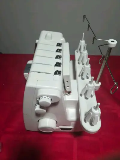 Máquina Overlock Merrylock 3050 - miniatura 2