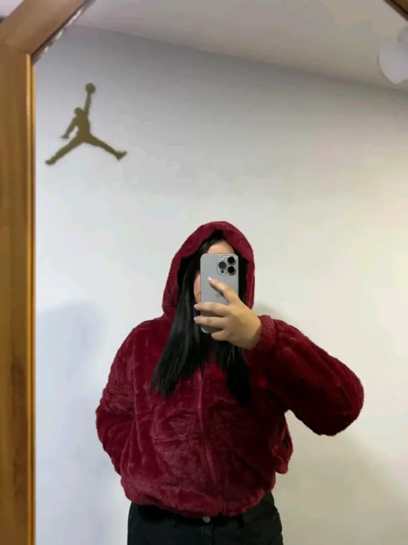 Chaqueta aterciopelada burdeo con capucha