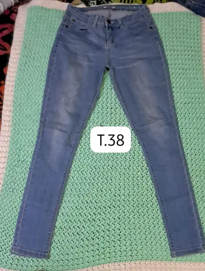 Jeans sin detalles la mayoría de marca y muy buena - miniatura 1