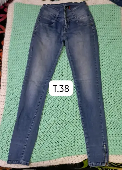 Jeans sin detalles la mayoría de marca y muy buena - miniatura 3