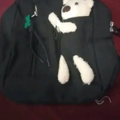 Bolso negro con peluche - miniatura 1