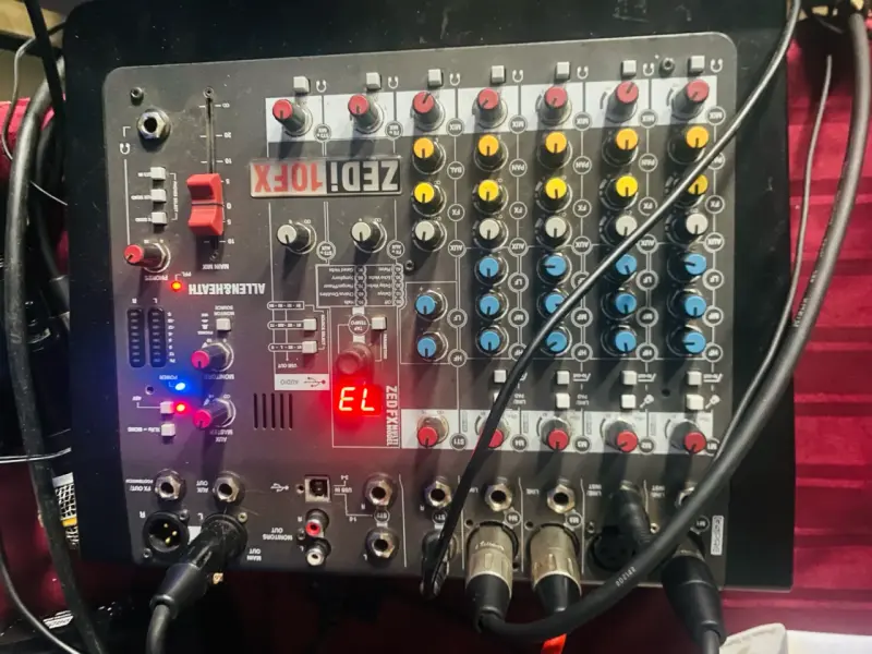 Consola de mezcla Allen & Heath ZEDi 10FX - 2