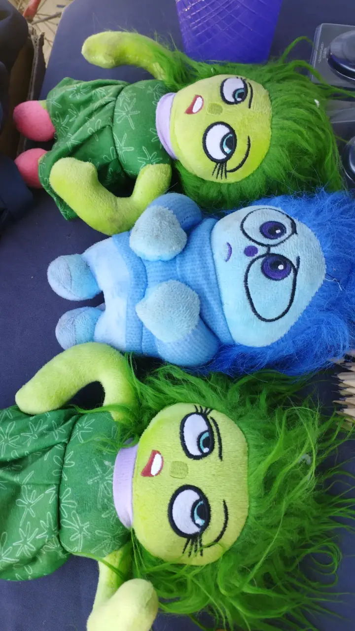 Set de peluches coloridos de intensamente