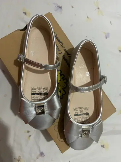 Zapatos de niña plateados con lazo - miniatura 1