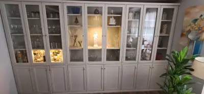 Vitrina de madera con puertas - miniatura 2