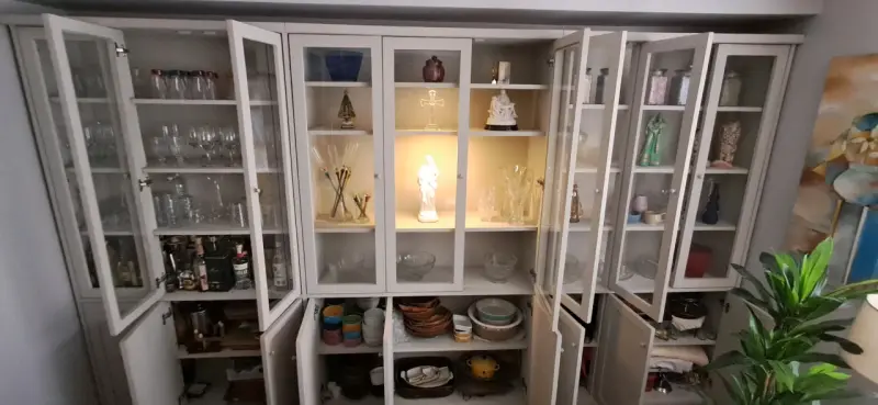 Vitrina de madera con puertas - 3