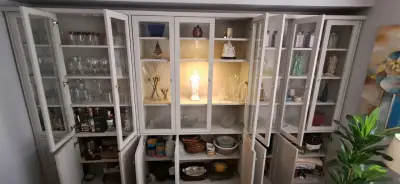 Vitrina de madera con puertas - miniatura 3