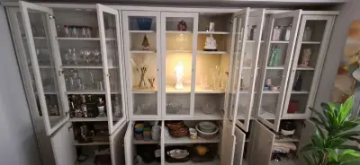 Vitrina de madera con puertas - miniatura 4