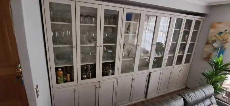 Vitrina de madera con puertas - 5