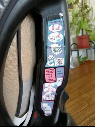 Silla de auto infantil negra - miniatura 2