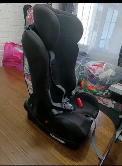 Silla de auto infantil negra - miniatura 5