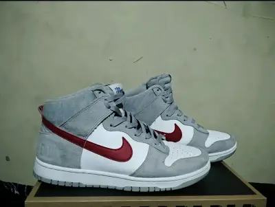 Zapatillas grises y blancas Nike - miniatura 1