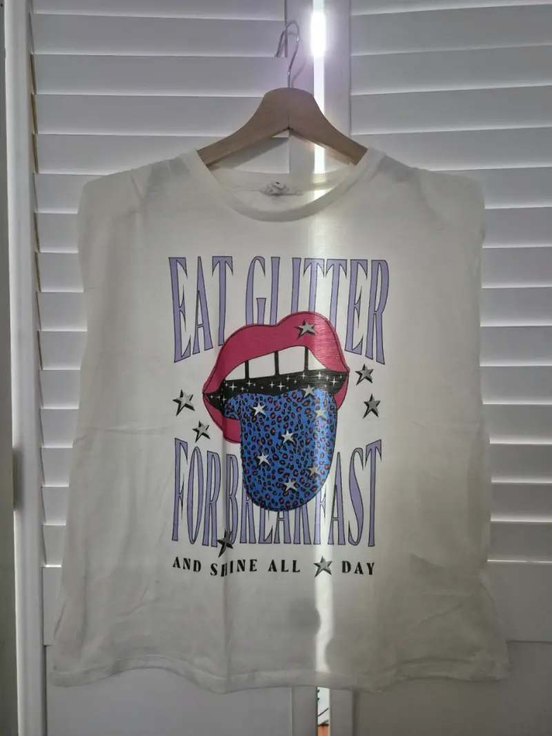 Polera blanca con estampado - 1