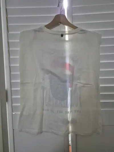 Polera blanca con estampado - miniatura 2