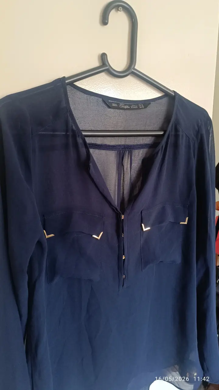 Blusa azul con adornos dorados - 1