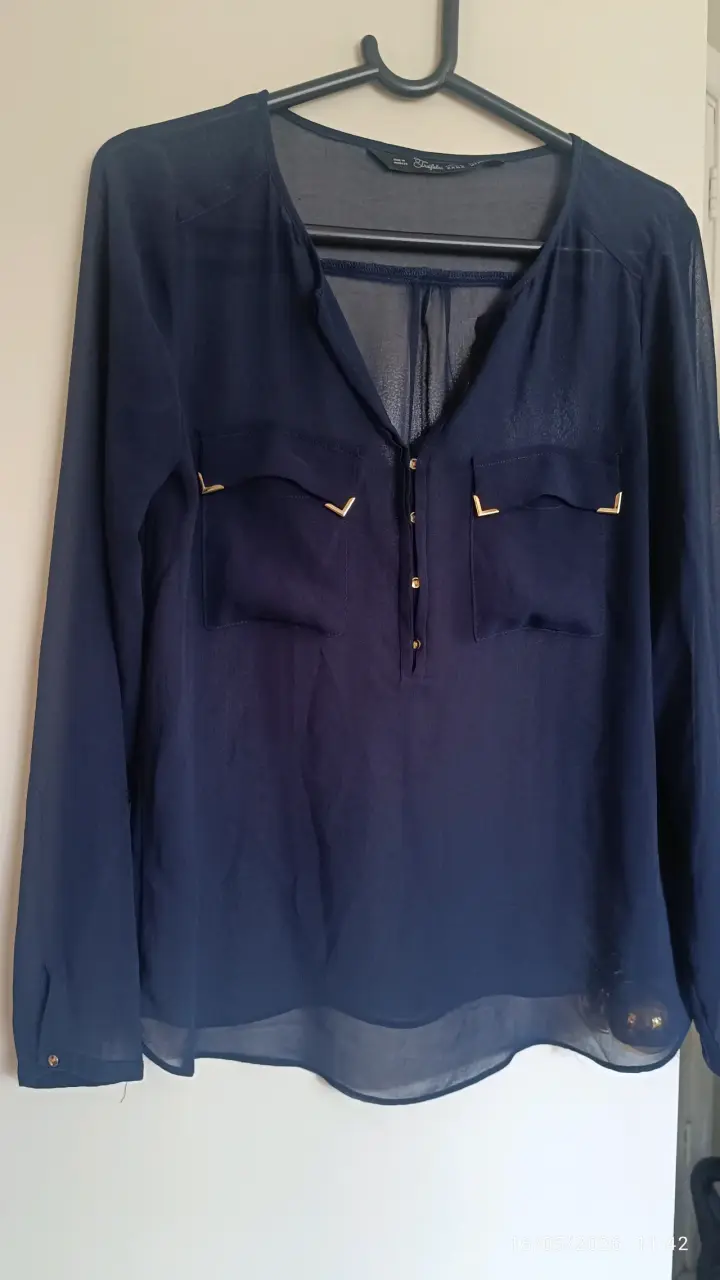 Blusa azul con adornos dorados - 2