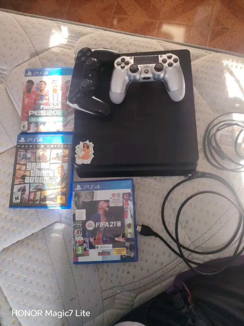 Consola PS4 con 1 controles y juegos