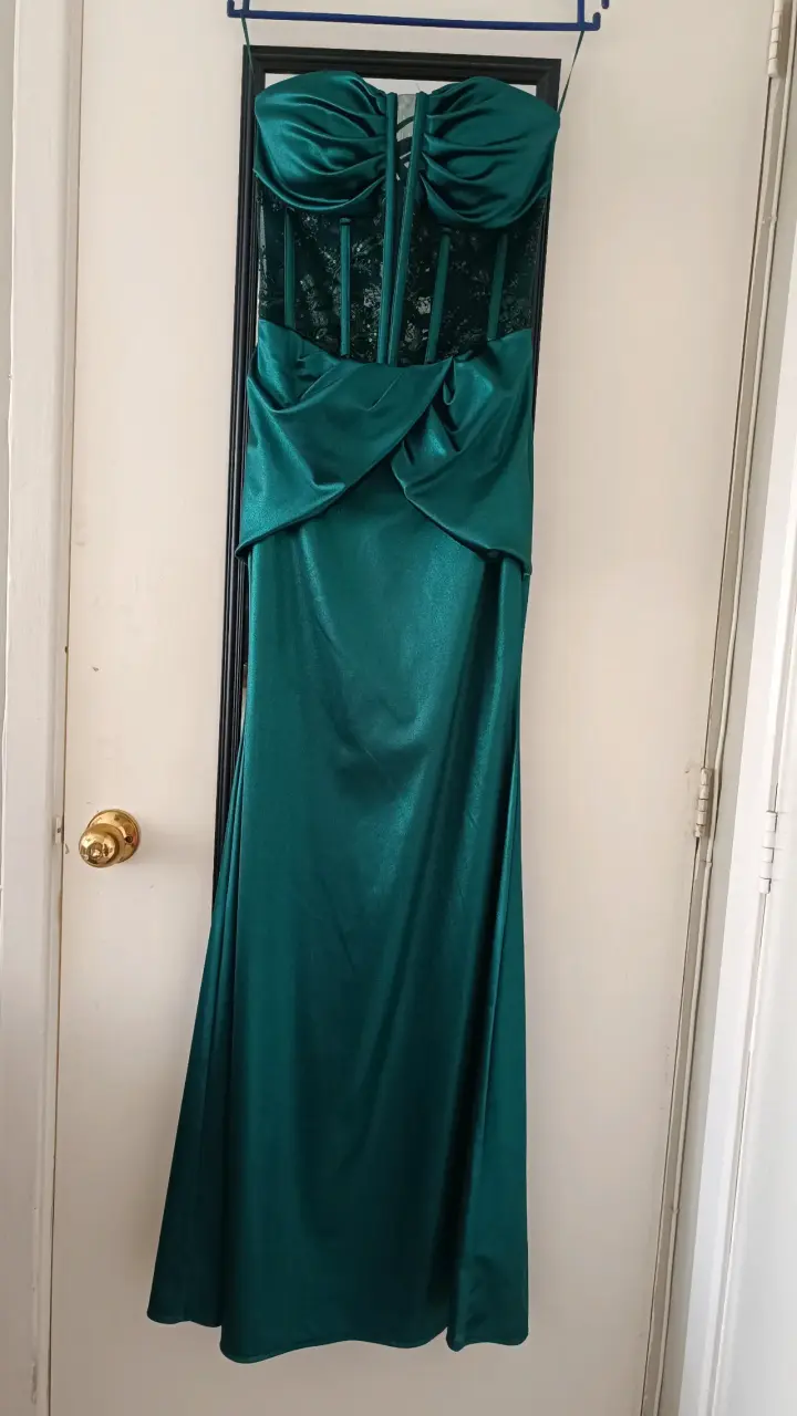 Vestido de gala verde esmeralda - 1