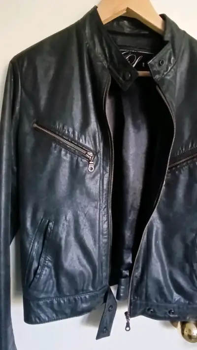 Chaqueta negra de cuero - miniatura 1