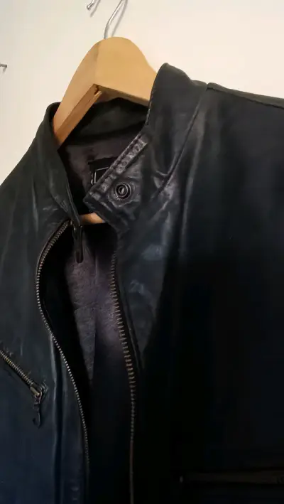 Chaqueta negra de cuero - miniatura 2