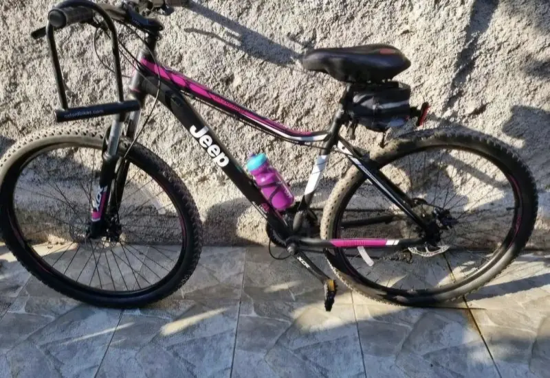 Bicicleta de montaña Jeep negra - 2