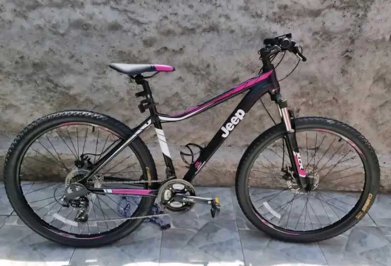 Bicicleta de montaña Jeep negra - 3