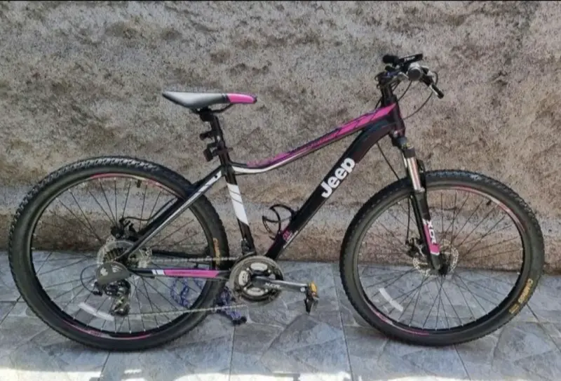 Bicicleta de montaña Jeep negra - 4