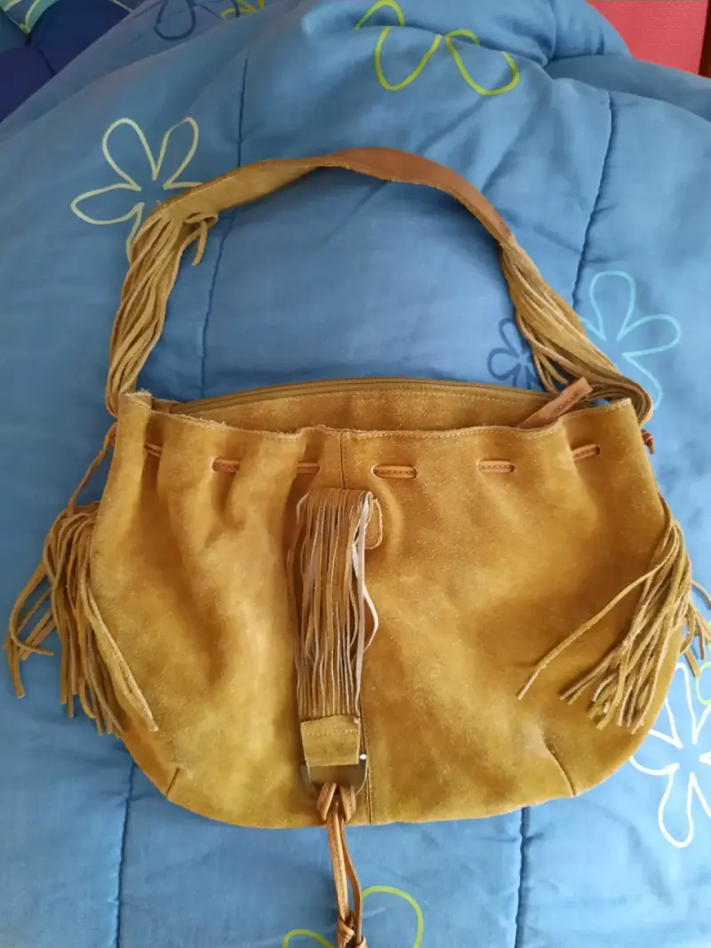 Bolso de gamuza con flecos