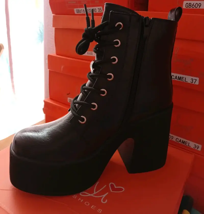 Botines negros con hebillas - 2