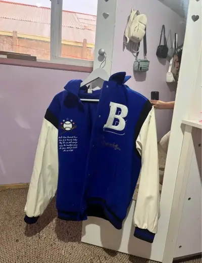 Chaqueta azul y blanca - miniatura 1