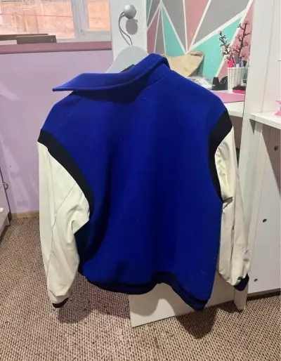 Chaqueta azul y blanca - miniatura 2